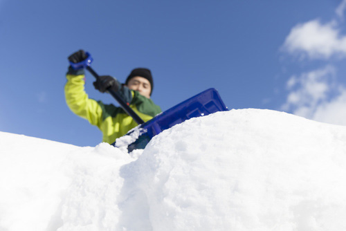 odsniezanie posesji za pomoca zgarniacza do sniegu