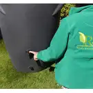 Duży ozdobny zbiornik na deszczówkę Aquacan, antracyt, 360L + kran + zestaw przyłączy